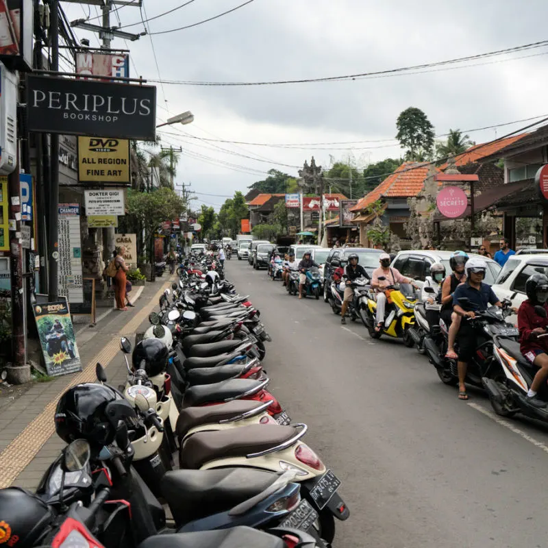 Traffic-Queue-On-Ubud-Highstreet