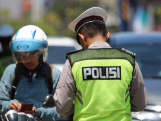 Flowers Not Fines - Bali Police Gift Drivers A Little Love On Valentine's Day