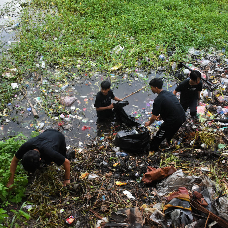 Hundreds Show Up for Trash Talkers Cleanup