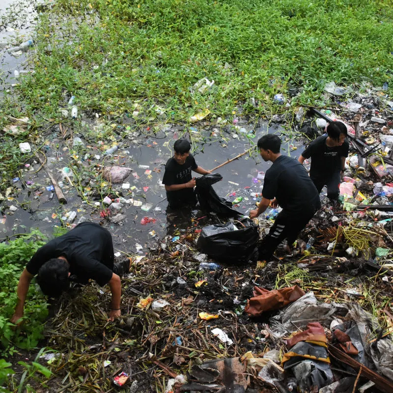 Four-Teenagers-Clean-Up-Balis-Rivers