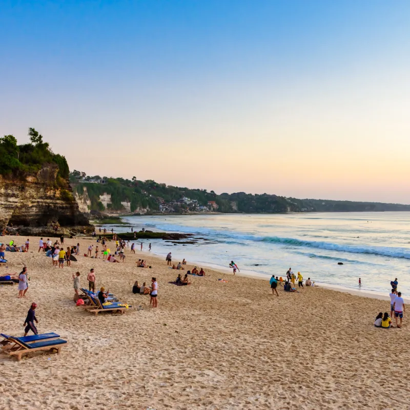 Tourists-on-Dreamland-Beach-in-Uluwatu-Bali