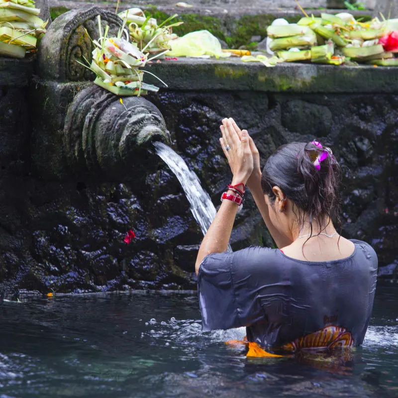 Woman-At-Tirta-Empul-Temple-For-Melukat-Ceremony-in-Bali