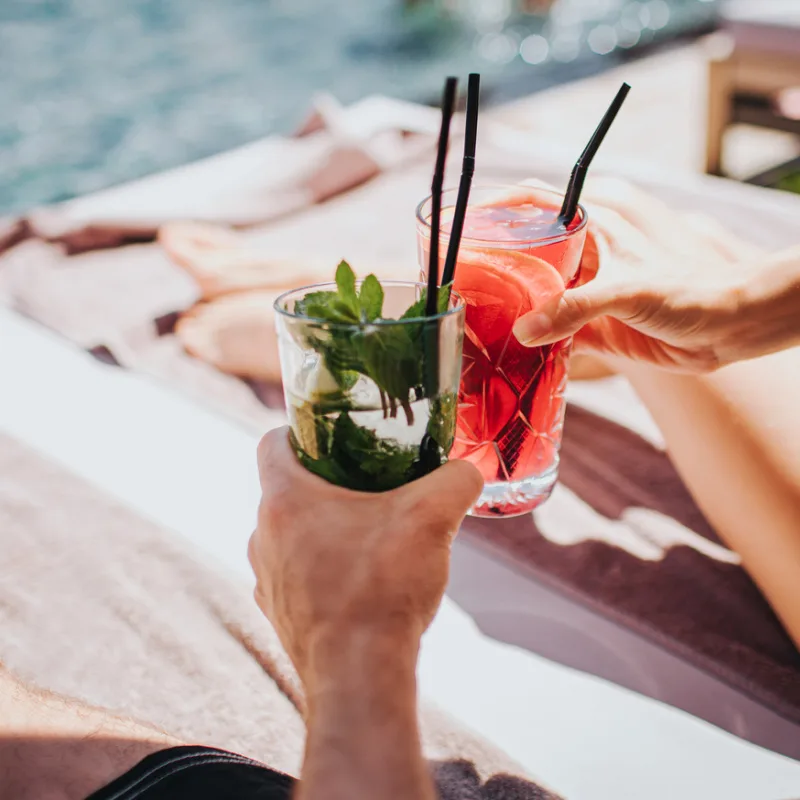 Couple-Share-Cocktails-At-Pool-in-Bali