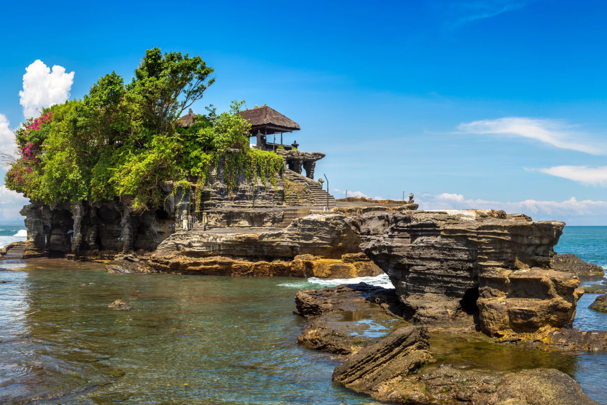 Tourists At Bali's Tanah Lot Temple Given Important Advice About Taking  Selfies - The Bali Sun