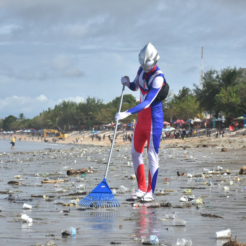 Ultraman Beach Clean Up Kuta Bali.jpg
