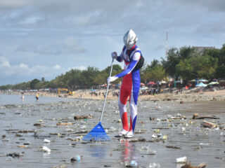 Ultraman Returns To Help Community Clean Up Bali Beach For All To Enjoy