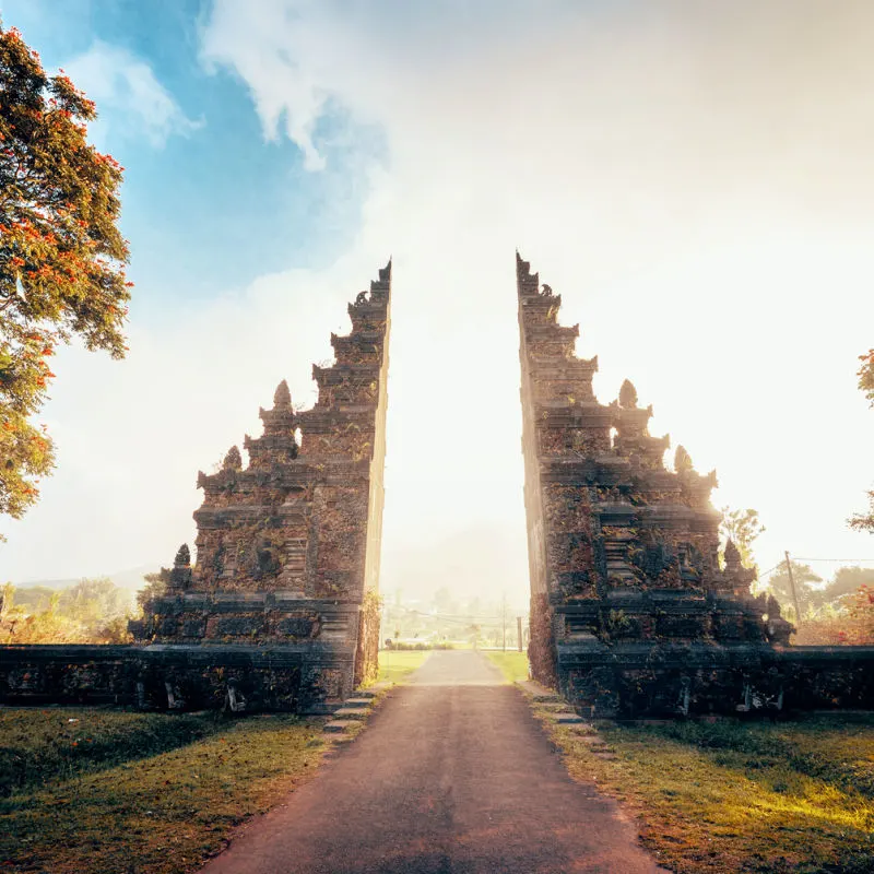 Pintu masuk pura di Bali.jpg