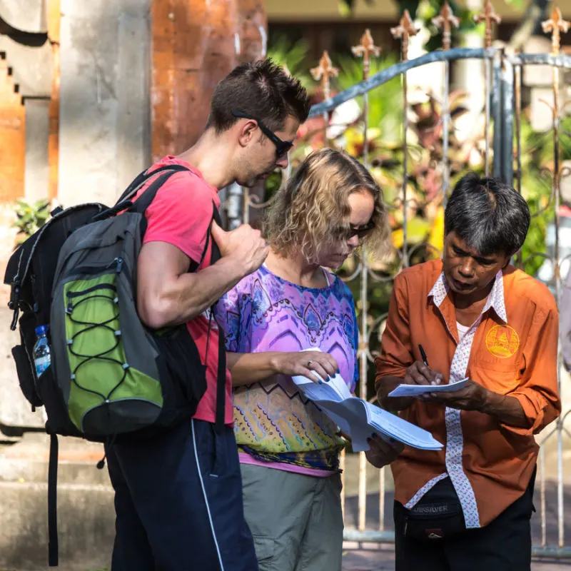 Tourists-Speak-to-Guide-in-Bali