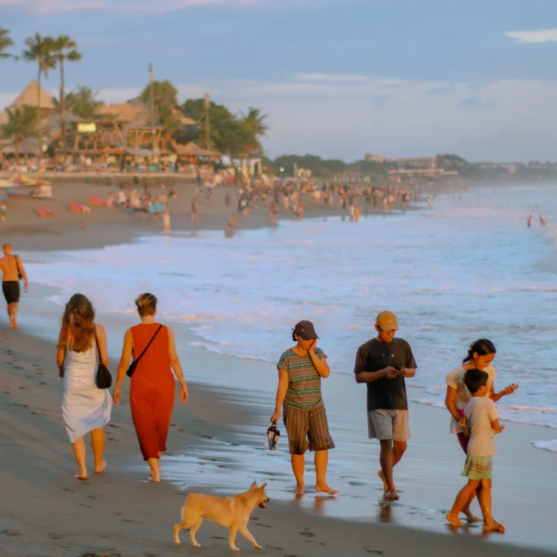 Turis di pantai Kangu-Berava