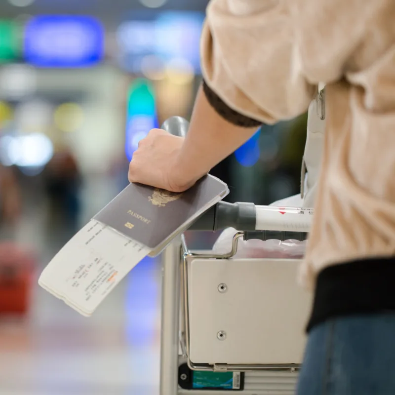 Mujeres en el aeropuerto - llegadas - inmigración