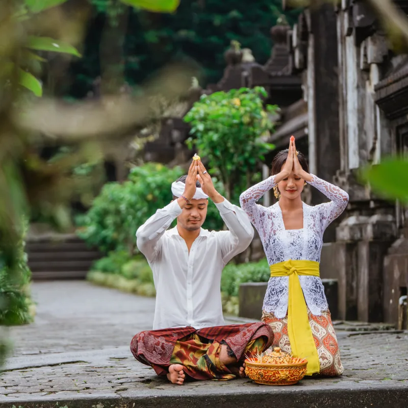 Young Balinese Couple pray.jpg
