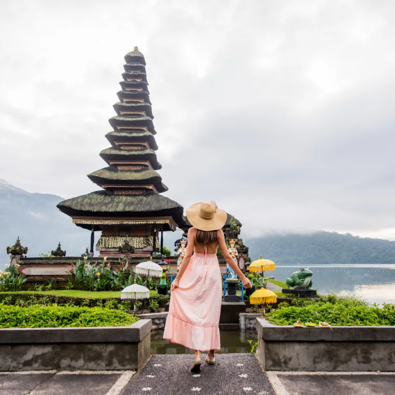 Kobieta w świątyni na Bali