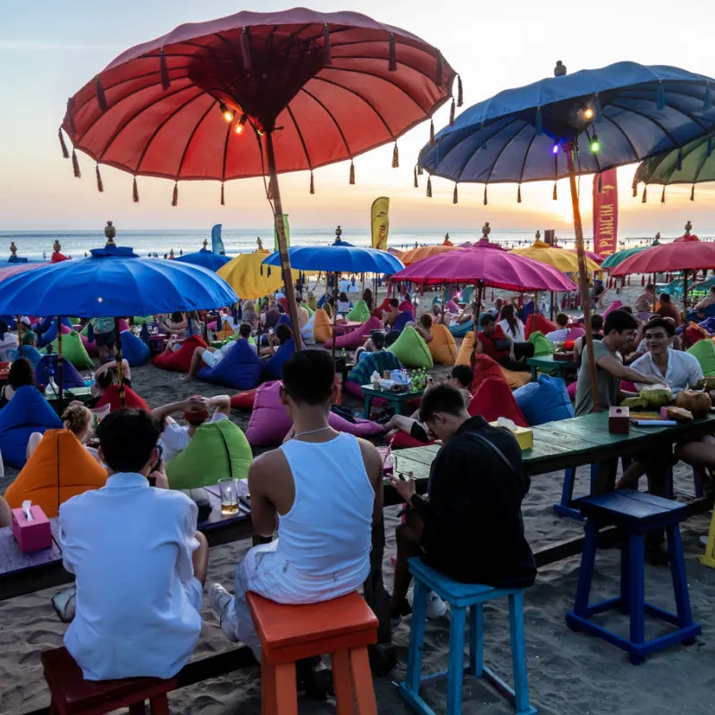 Turisti al bar sulla spiaggia di Seminyak Beach