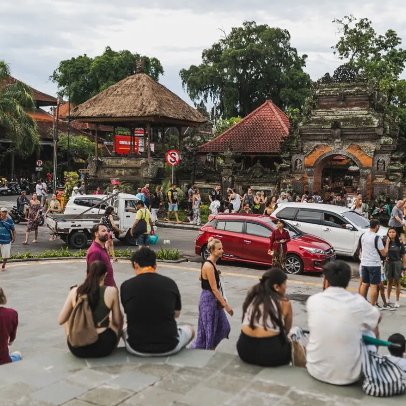 Turyści spędzający czas na rynku w centrum Ubud