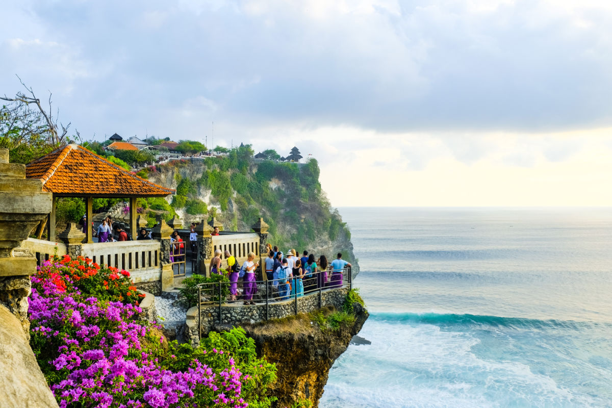 Meskipun kerusakan badai baru-baru ini, wisatawan dipersilakan untuk mengunjungi pura Bali yang terkenal ini