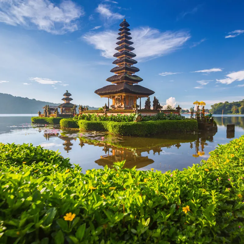 Lake Beratan and Beratan Temple.jpg