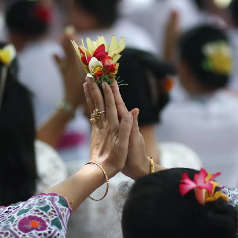 Woman-Prays-At-Temple-Ceremony-in-Bali