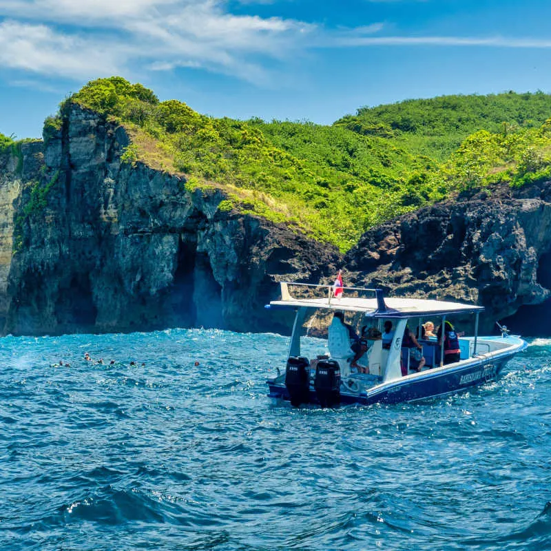 Сноркелинг-тур на лодке на острове Нуса-Пенида.jpg