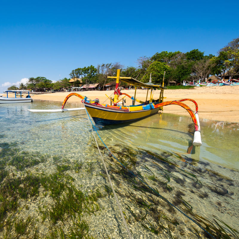 Łódź Bali na plaży Sanur.jpg