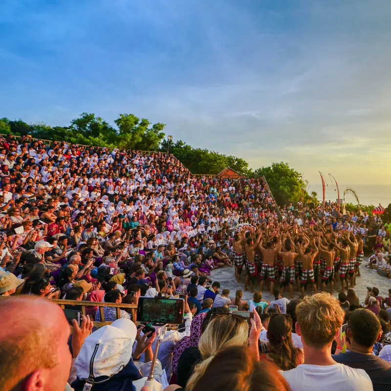 Turyści-kecak-taniec-w-Uluwatu