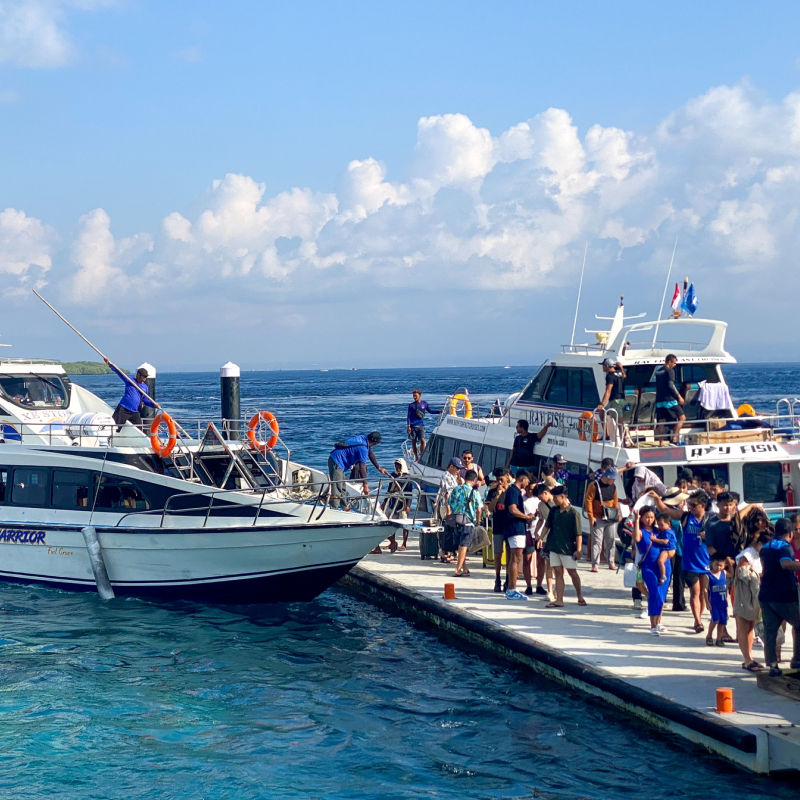 Tourists get on fast boat in bali nusa penida.jpg