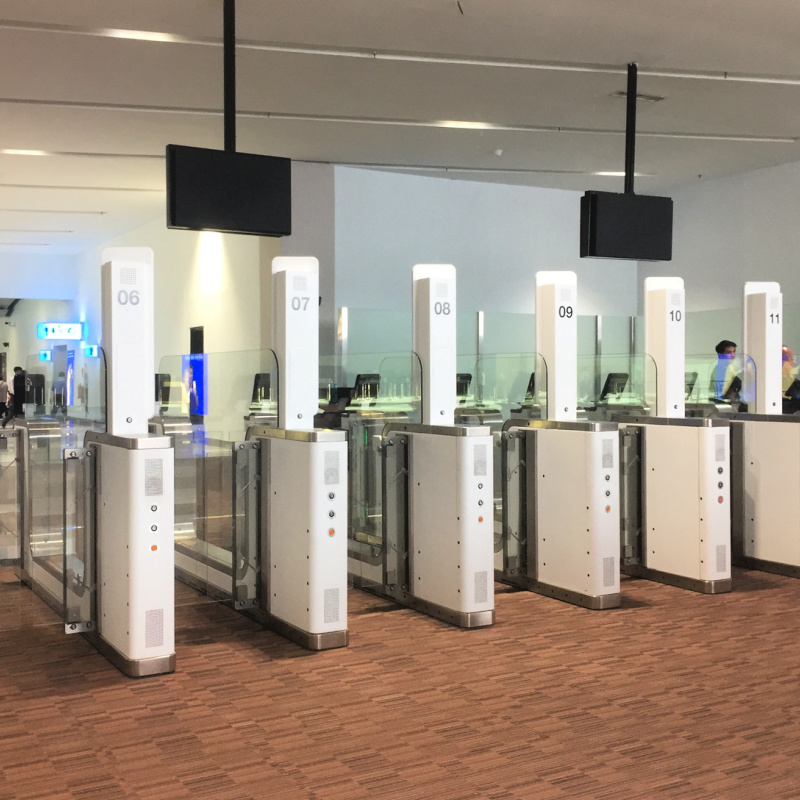 Puertas automatizadas en el aeropuerto de Yakarta Bali