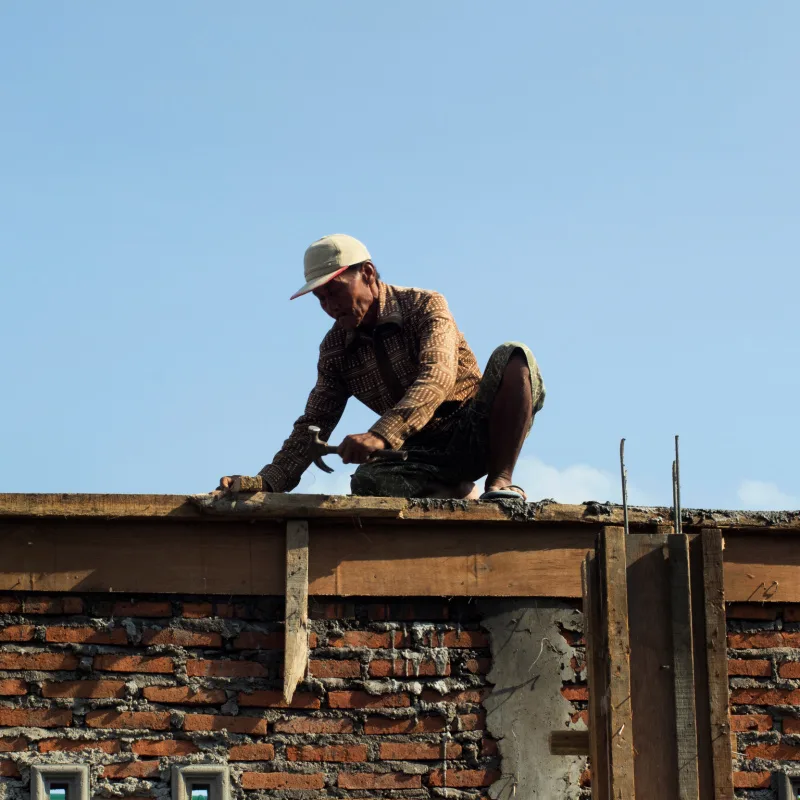Bali-Consctruction-Worker-on-Wall