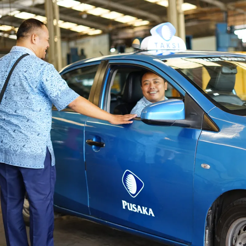 Blue-Bird-Taxi-Driver-in-Bali