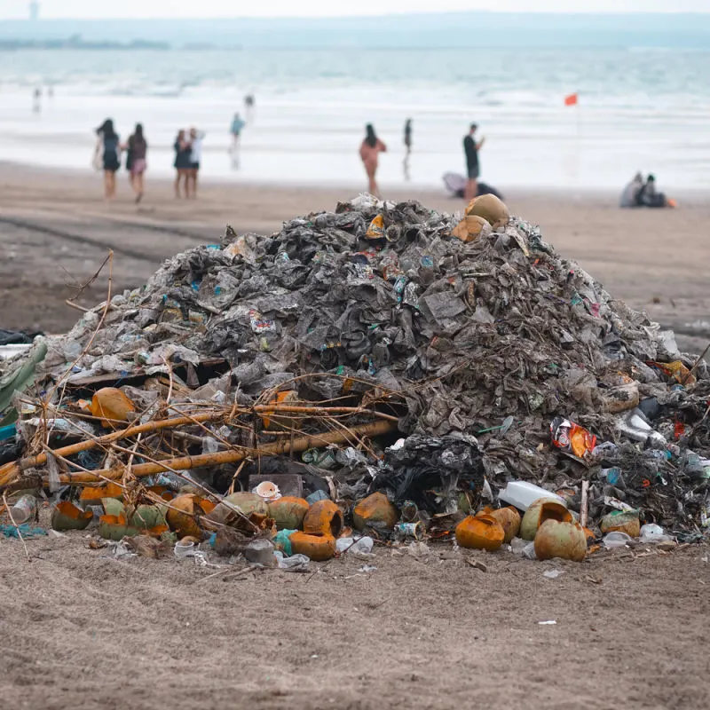 Kupa śmieci na plaży w Seminyak