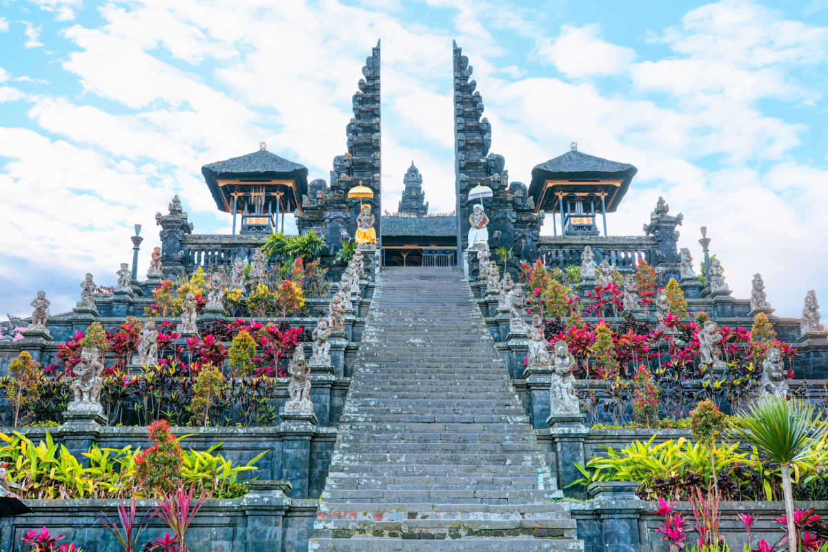 Tur Guide Bali Tour Guides At This Leading Bali Attraction Are Committed To ...
