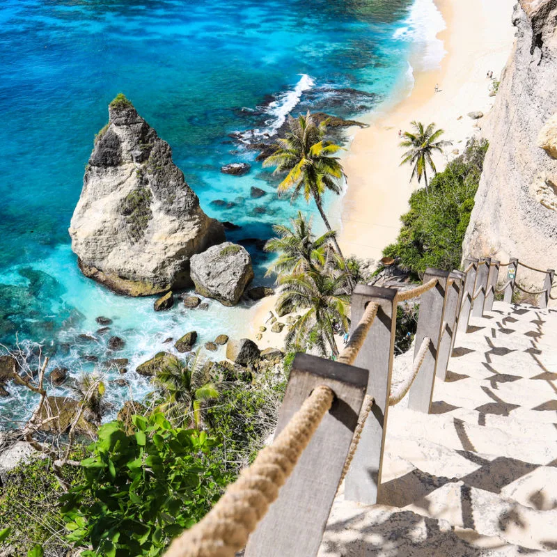 Widok na Nusa Penida-in-Diamond-Beach-to-Walkway