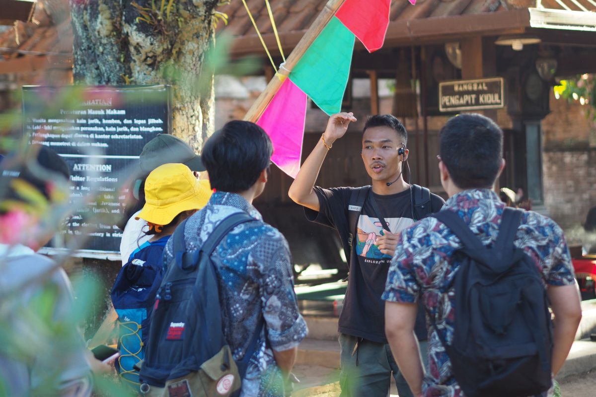 Indonezyjski przewodnik turystyczny rozmawia z turystami w Daytime.jpg