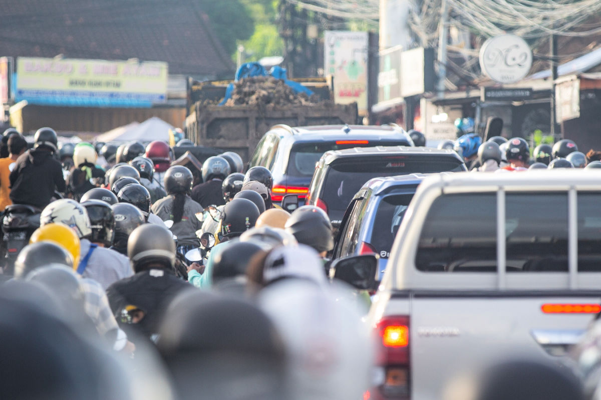 Traffic jam in Bali in Canggu in the daytime moped and cars on road.jpg
