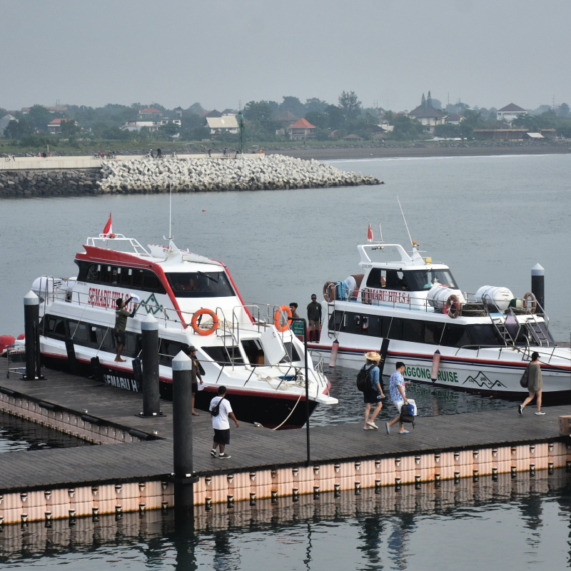 Sanur-Habor-in-Bali-Fast-Boats-Ferry-At-The-Dock-Tourists-Walk-