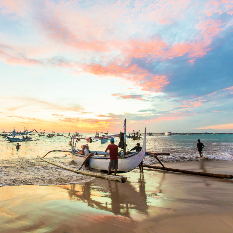 Sunsets-over-fishing-boat-on-Jimbaran-Beach-in-Bali