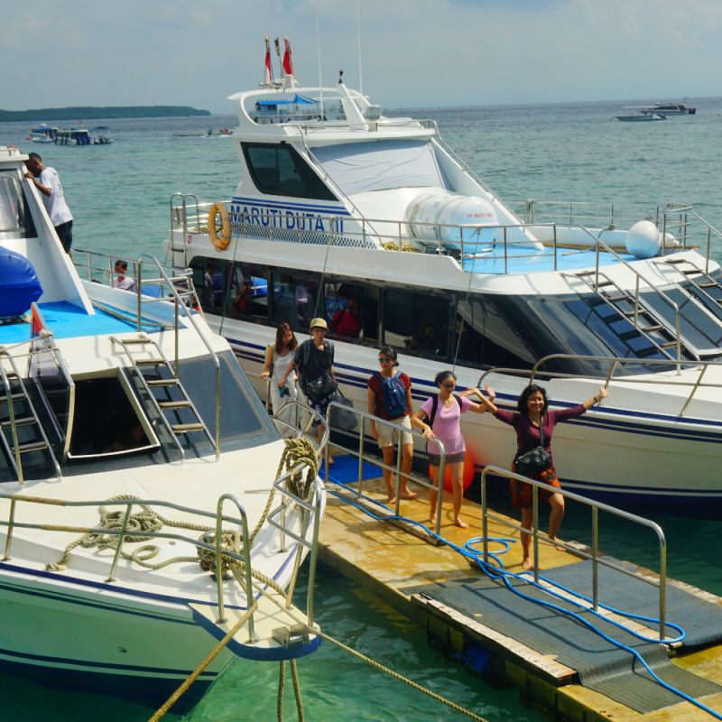 tourists-arrive-in-fast-boat-habor-in-Nusa-Penida-Bali-in-the-Day-time