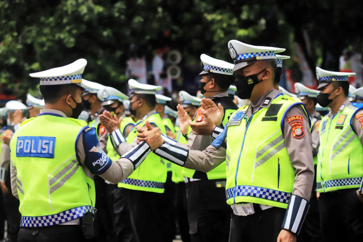 Traffic-Officers-Shake-hands-in-Indonesia
