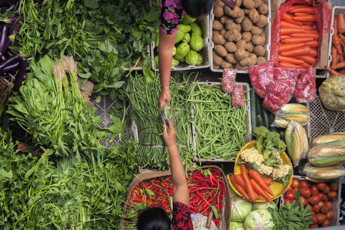 Women-at-Ubud-Food-Market-Veg-and-Fruit-in-Bali-