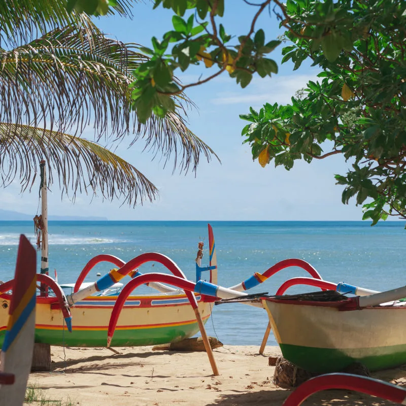 Fishing-boats-moored-on-the-sand-at-Lovina-Beach-in-the-daytime