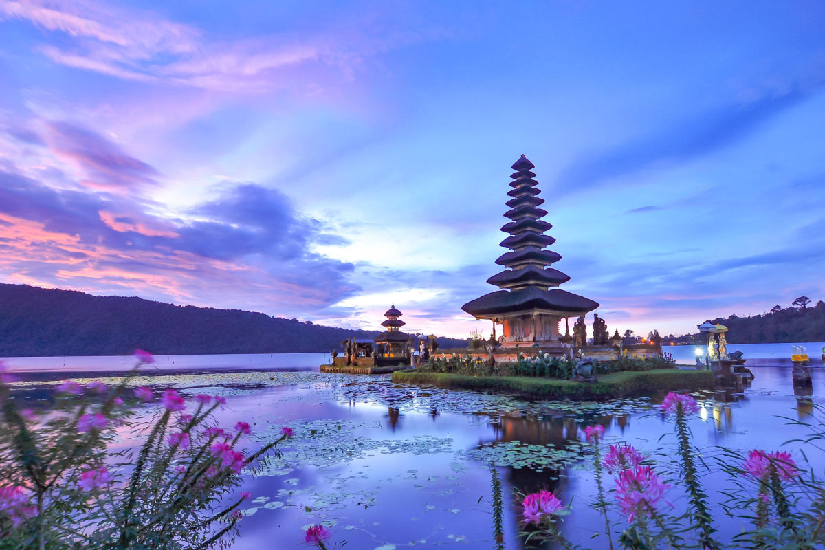 Ulun Danu Beratan Temple in Bali.jpg