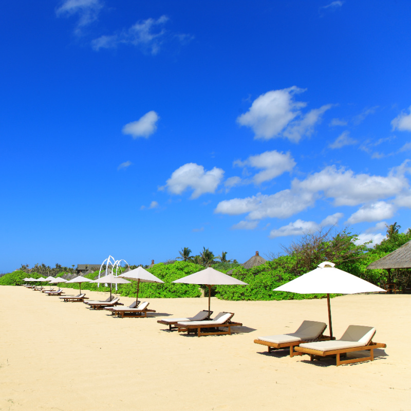 Sun-loungers-on-Nusa-Dua-Beach-in-daytime