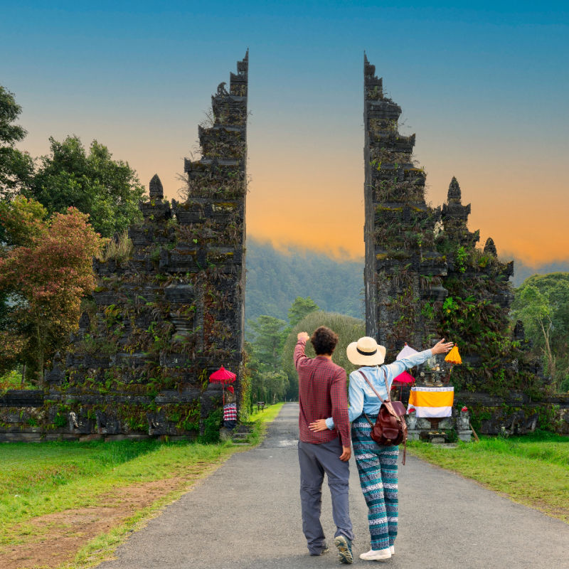 Tourists-Stand-at-Temple-Gates-in-Bali