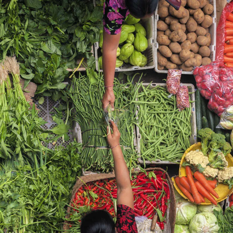 Women-at-Ubud-Food-Market-Veg-and-Fruit-in-Bali-