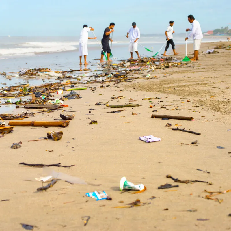 beach-Clean-up-team-on-Bali-Kuta-Beach-trash-garbage-pick-up
