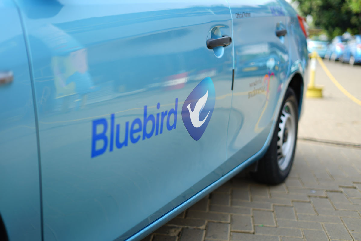 Obok bocznych drzwi Bluebird Taxi na Bali.jpg