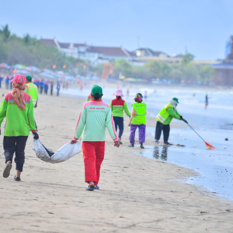 Clean-Up-Workes-Collect-Trash-on-Legian-Kuta-Seminyak-Beach