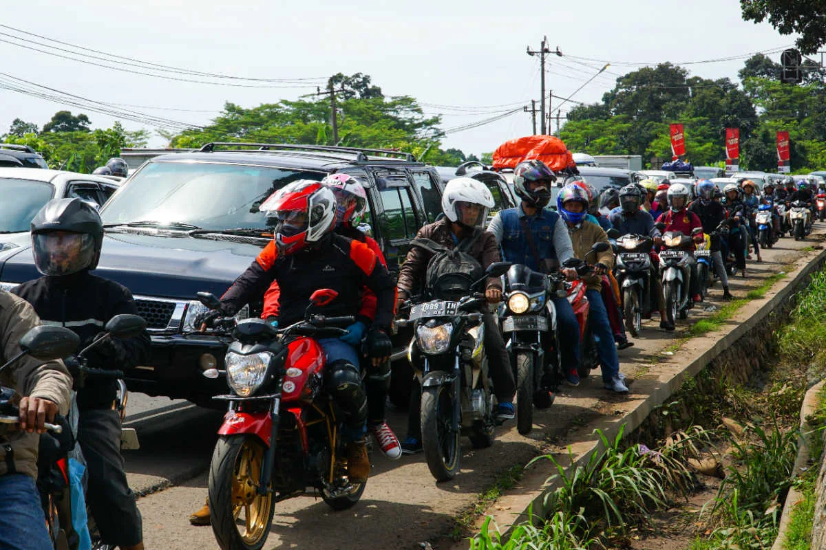 Linia ruchu z samochodami i motocyklami w Indonezji.jpg