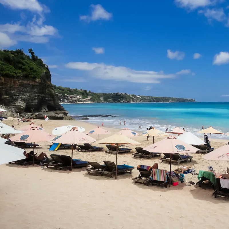 Dreamland-Beach-in-Bali-Sun-Loungers-and-Umbrellas