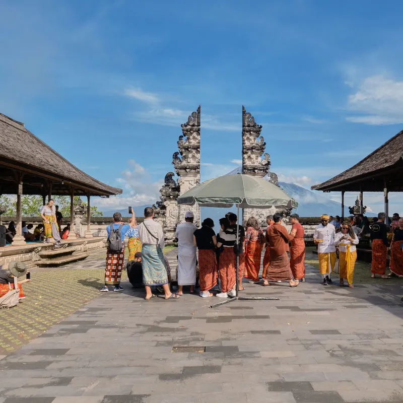 Lempuyang-Temple-Gates-of-Heaven-Temple-with-Tourists-in-Bali