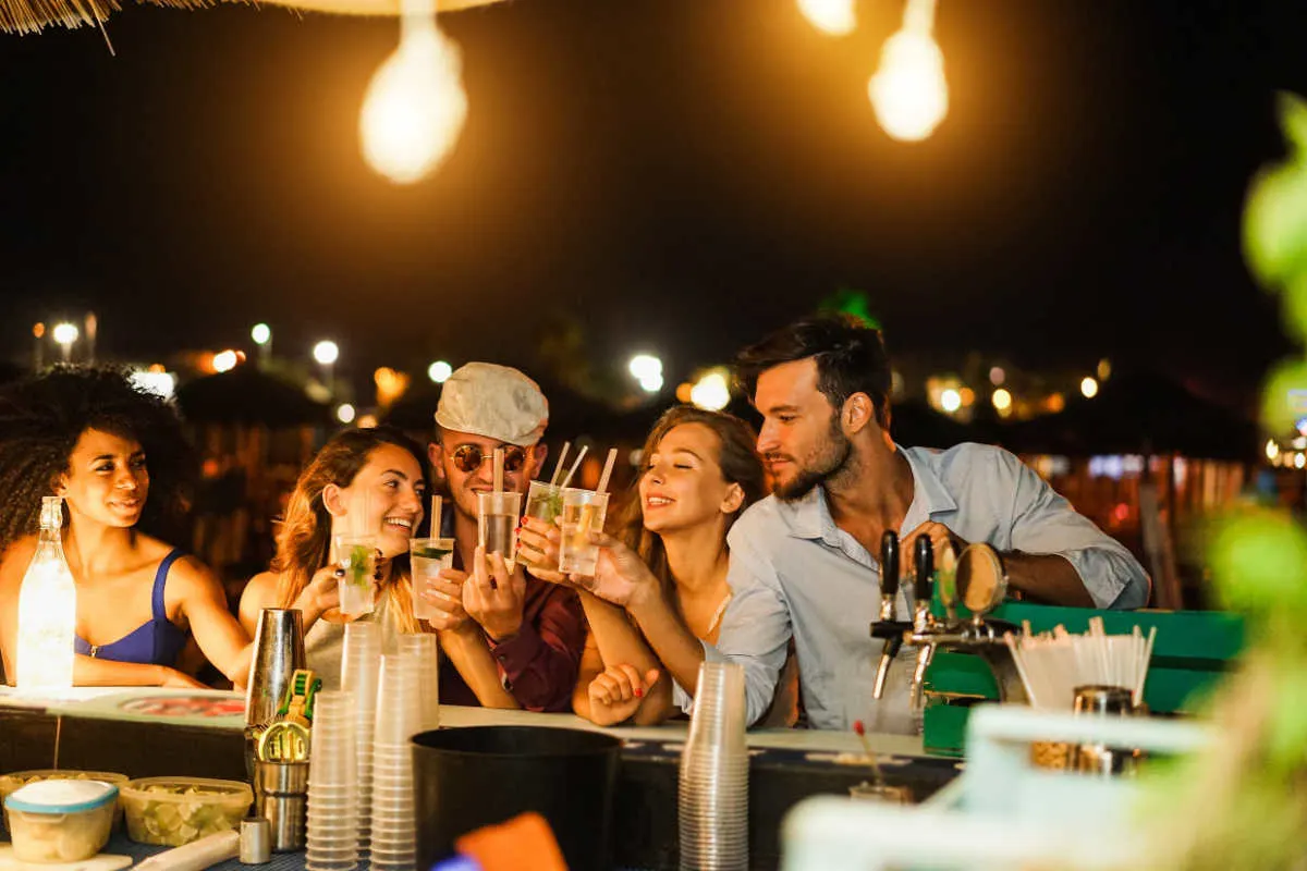 Wisatawan memuji minuman di bar Bali di Nighttime.jpg